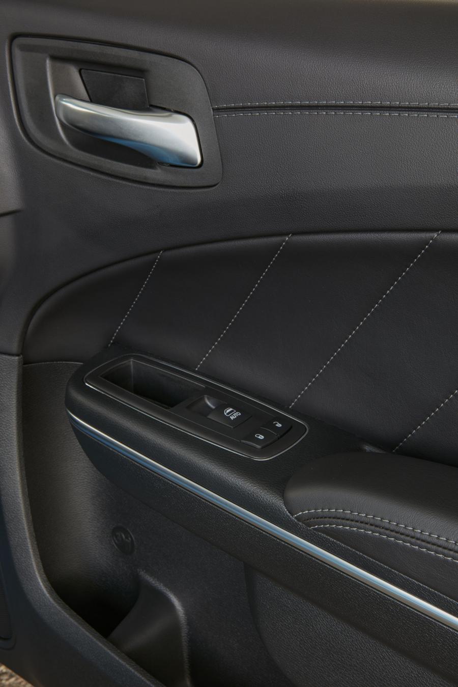 Детали интерьера Dodge Charger R/T (LD) 2018 года  (фото 6 из 6)